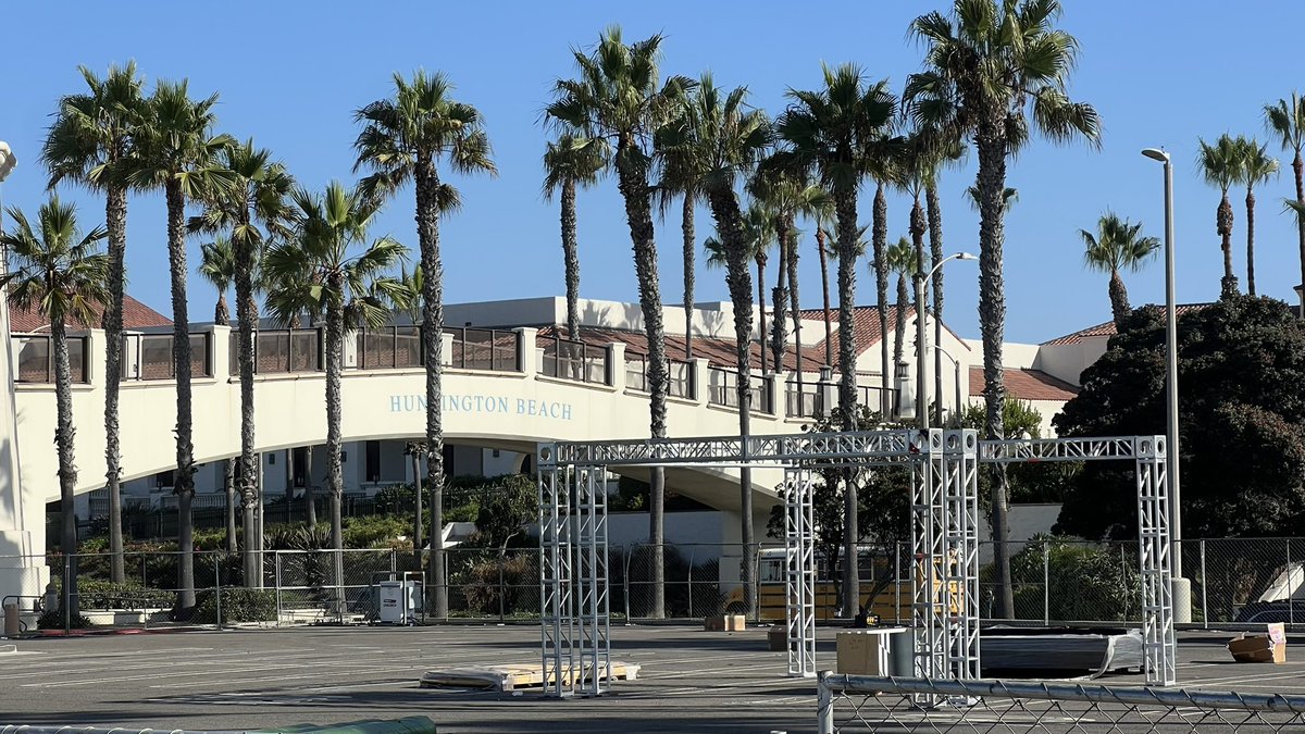 bclund's tweet photo. Overheard on my morning walk…
“I’ve never seen an event take up so much beachfront.”
My fellow locals have no idea what’s about to hit our sleepy little town of @HBSurfCityUSA
@FutureProof_HQ #PreProof https://t.co/jqss4OYExv