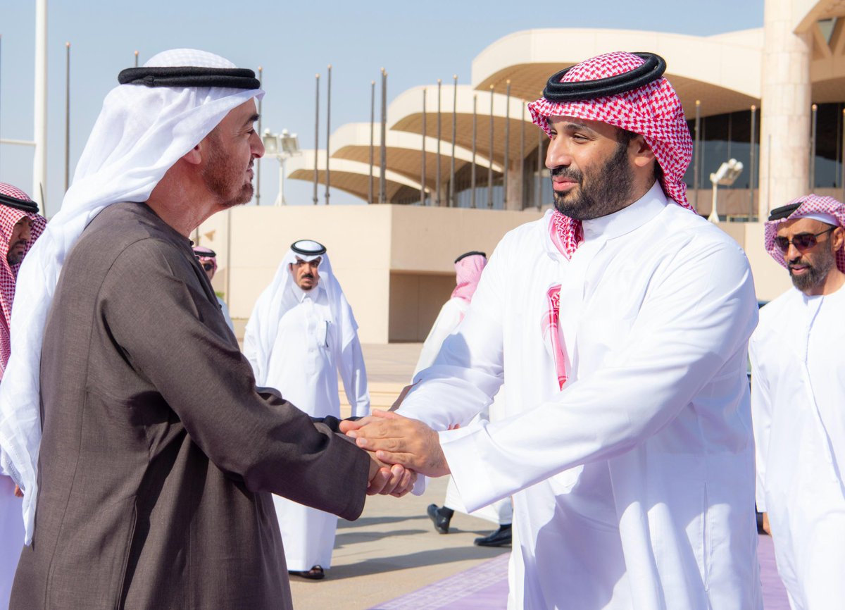 هذا ولد سلمان وهذا ولد زايد
 محمّدين العز وقت الشدايد
 🇸🇦🤍🇦🇪