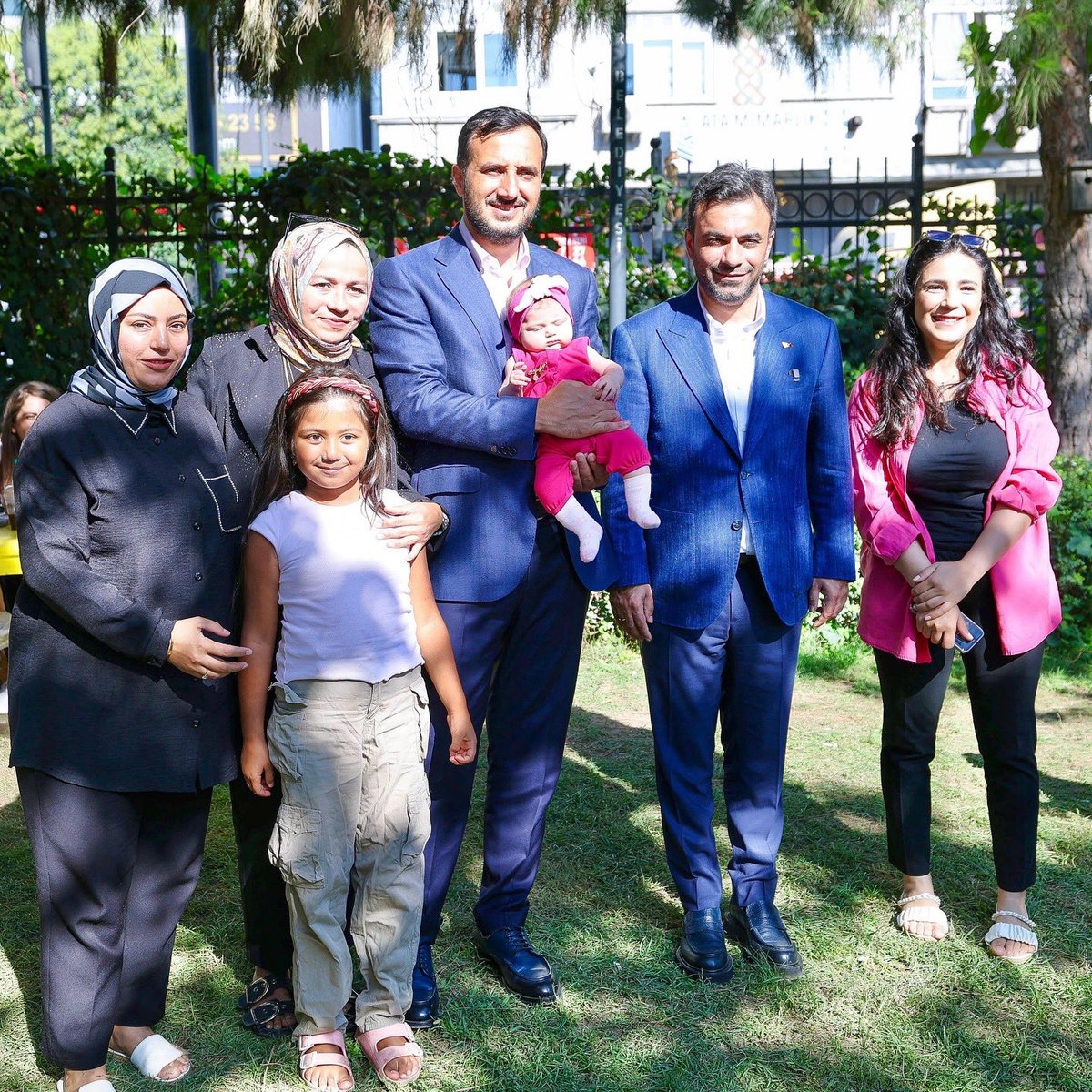 Bağcılar Belediyesi bahçesinde hizmete giren Bağ Kafe’yi ziyaret ettik, vatandaşlarımızla hasret giderdik. 
Bağcılarlı hemşehrilerimizin hoş sohbetlere, dost buluşmalarına ev sahipliği yapacağı bu yeni mekân hayırlı, uğurlu olsun.