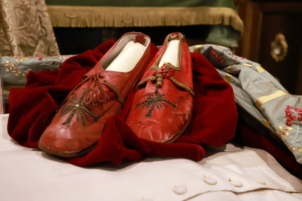 Des reliques de saint Pie X, sa soutane et ses chaussures papales, se trouvent sous un autel latéral qui lui est dédié dans l'église de la FSSPX de St. Mary's (Etats-Unis, Kansas), l'Immaculata Church.

Saint Pie X, priez pour nous !