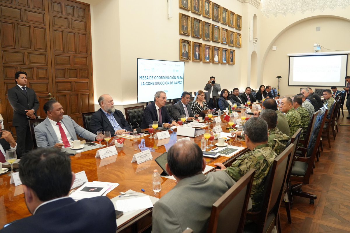 Asistí a la Mesa de Trabajo de la Coordinación Estatal para la Construcción de Paz y Seguridad, encabezada por el Gobernador <a href="/armentapuebla_/">Alejandro Armenta</a>. 

Desde el trabajo conjunto entre los tres niveles de gobierno, avanzamos en el fortalecimiento de la seguridad para #LaCapitalImparable