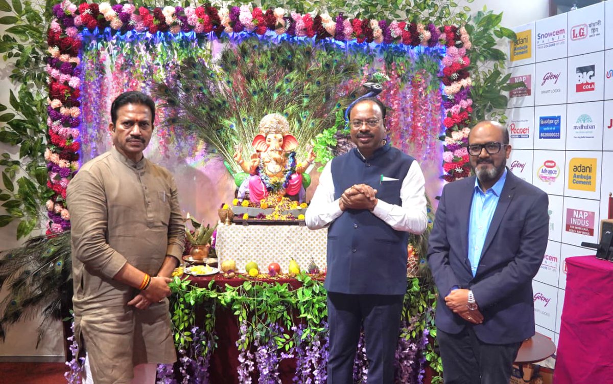 Chandrashekhar Bawankule (@cbawankule) on Twitter photo झी 24 तास वृत्तवाहिनीच्या मुंबईतील कार्यालयात श्री गणरायांचे दर्शन घेऊन आशीर्वाद घेतले.
झी 24 तासचे मुख्य संपादक श्री. <a href="/kamleshsutar/">Kamlesh Sutar</a> जी यांच्याशी संवाद झाला. त्यांना महसूल विभागाचे त्रैमासिक महसूलपत्र भेट दिले. श्री गणरायाच्या आरतीला राष्ट्रवादी शरद पवार गटाचे प्रदेश अध्यक्ष झी 24 तास वृत्तवाहिनीच्या मुंबईतील कार्यालयात श्री गणरायांचे दर्शन घेऊन आशीर्वाद घेतले.
झी 24 तासचे मुख्य संपादक श्री. <a href="/kamleshsutar/">Kamlesh Sutar</a> जी यांच्याशी संवाद झाला. त्यांना महसूल विभागाचे त्रैमासिक महसूलपत्र भेट दिले. श्री गणरायाच्या आरतीला राष्ट्रवादी शरद पवार गटाचे प्रदेश अध्यक्ष