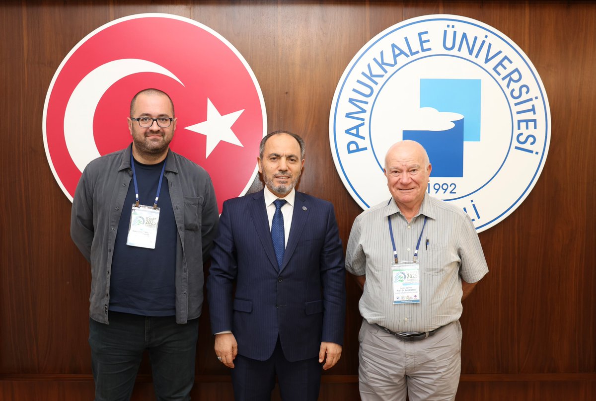 pauedutr's tweet photo. Rektörümüz Prof. Dr. Mahmud Güngör, 4. Uluslararası Bitki Biyoloji Kongresi (#IConPB2025) kapsamında üniversitemizi ziyaret eden alanında önemli isimleri makamında kabul etti.

Ziyarette, Resimli Türkiye Florası Başeditörü Prof. Dr. Adil Güner, Nezahat Gökyiğit Botanik Bahçesi Müdürü Salih Sercan Kanoğlu, Fen Fakültesi Dekanımız Prof. Dr. Yakup Kaska ve Fen Fakültesi Biyoloji Bölümü öğretim üyemiz ve kongre düzenleme kurulu başkanı Prof. Dr. Gürkan Semiz yer aldı.

Görüşmede, kongrenin bilim dünyasına sağlayacağı katkılar, Türkiye’nin bitki çeşitliliğinin korunması ve uluslararası alanda tanıtılması için yürütülen çalışmalar hakkında istişarelerde bulunuldu.

Rektörümüz Prof. Dr. Mahmud Güngör, böylesine önemli bir bilimsel organizasyona üniversitemizin ev sahipliği yapmasından duyduğu memnuniyeti dile getirirken, bu tür projelerin hem ülkemizin doğal zenginliklerinin gelecek nesillere aktarılması hem de uluslararası bilimsel iş birliklerinin güçlendirilmesi açısından büyük önem taşıdığını vurguladı.

@YuksekogretimK @erolozvar @ngbb_official