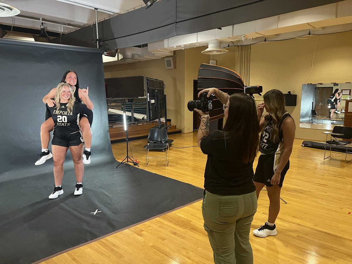 ESUSports's tweet photo. Picture Day for @ESUHornetsWBB 
#StingersUp #HornetNation https://t.co/kVRL78oBqd