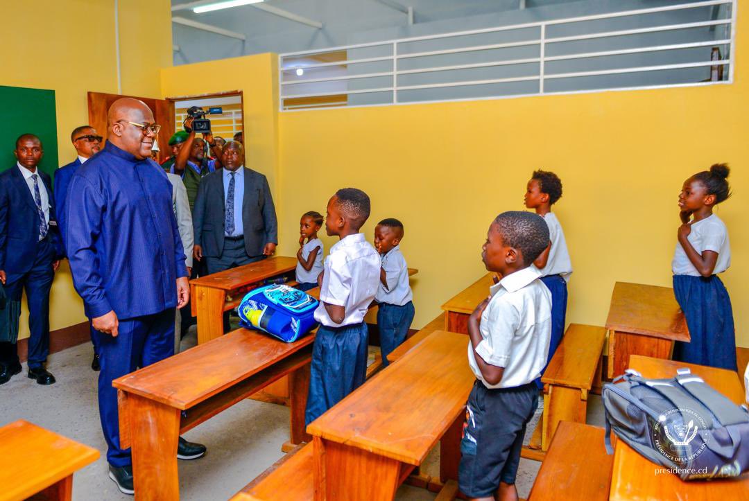 Presidence_RDC's tweet image. Trois jours après la rentrée des classes pour l’année scolaire 2025-2026, le Président de la République Félix Antoine Tshisekedi Tshilombo a effectué, ce mercredi, une visite surprise à l’Institut Liloba, au quartier Binza Ozone, dans la commune de Ngaliema.

Le Chef de l’État y…