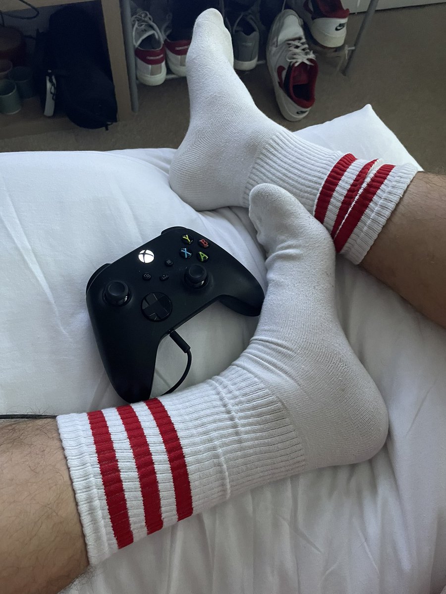Come rub my feet for me whilst I play COD and I might just let you end up using your tongue 👅👀🔥