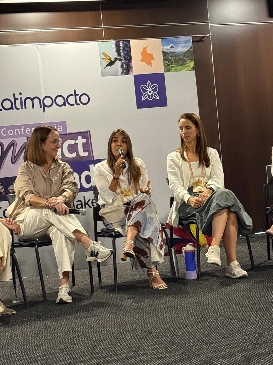 FundacionWWBCol's tweet photo. 🤝 En Impact Minds: Collective Makers 2025, nuestra directora de Programas, Johana Urrutia, participó en la sesión “Alianzas para el fortalecimiento de las microempresas” junto a Fundación Coppel, @camaracali , Corporación @interactuar  y @Fundemex .

En este espacio se dialogó sobre cómo las alianzas intersectoriales pueden fortalecer de manera sostenible a las microempresas, transformando su rol en el desarrollo económico de la región. Desde la Fundación WWB Colombia compartimos aprendizajes clave de nuestra experiencia:

✅ Reconocer a las microempresas como actores estratégicos del desarrollo económico local.

✅ Escalar y replicar modelos exitosos mediante la sistematización de aprendizajes y buenas prácticas.

✅ Promover la formalización progresiva, conectando a las y los emprendedores con servicios financieros y redes de apoyo.

✅ Co-crear soluciones con aliados para responder de manera integral a las necesidades de los territorios.

💬 Como destacó Johana:
"En la ruta de emprendimiento que tiene la Fundación, hemos desarrollado programas escalados —unos que funcionan en el Pacífico colombiano y otros más profundos como Yarú, que desarrolla capacidades empresariales y personales—, además de un programa de aceleración. Allí encontramos una oportunidad para generar una alianza alrededor de las compras inclusivas, un hallazgo muy interesante al hablar de brechas. Porque si somos aliados de los emprendedores, debemos encontrar junto a ellos lo que realmente necesitan: sí, desarrollar capacidades, pero también conectarse con el mercado y vender. Y qué mejor que hacerlo a través de rutas de compras inclusivas con grandes empresas, vinculadas a su core de negocio.”

#ImpactMinds2025 #CollectiveMakers #FundaciónWWBColombia #Alianzas @Latimpacto