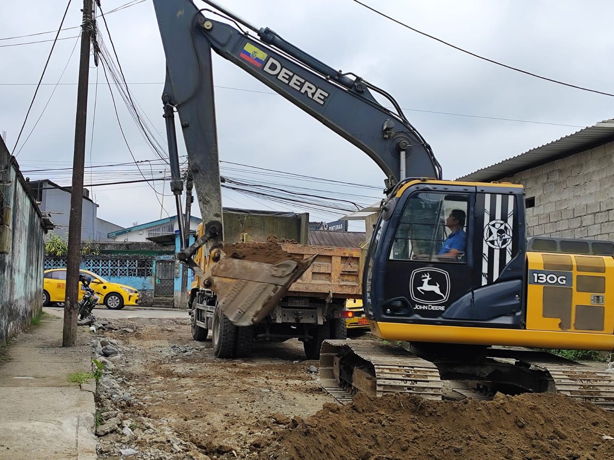 #NuevasObras 🚜💪 Avanzamos en el mejoramiento vial de las calles Amaguaña y Conocoto en el sector de La Lorena. Trabajamos en la conformación de subbase, base, veredas y alcantarillado. 

¡Construyendo una ciudad más conectada y segura! 

#ElCaminoEstáTrazado #WilsonErazoAlcalde