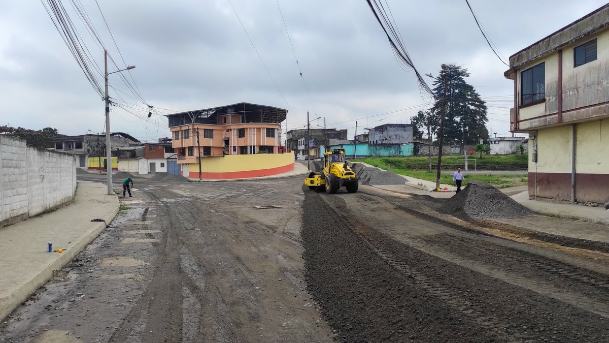 #ObrasDeAsfaltado | 🚧💪 ¡Avanzamos en la Manuelita Sáenz! 🛣️ Colocación y compactación de base lista para el asfaltado. Construimos veredas, bordillos y alcantarillado.
 
Mejoramos en movilidad urbana y reducción de congestión vehicular.

#WilsonErazoAlcalde #ElCaminoEstáTrazado