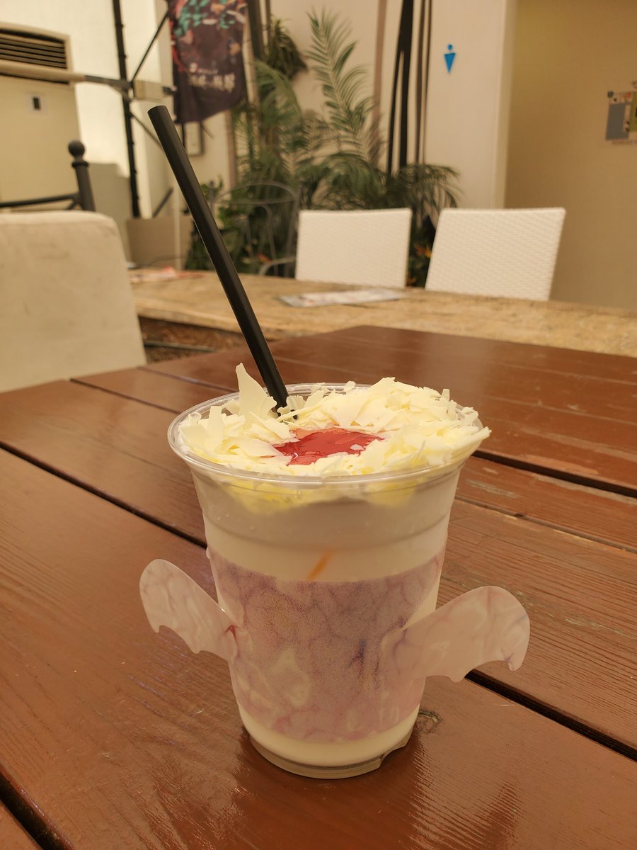 Khezu tasting really good like this, she's quite sweet 🤔 one of the very few khezu themed #MonsterHunter drinks. This one is from Nijigen No Mori! With a souvenir sleeve, the drink is like a milkshake, topped with white chocolate and Strawberry jam!