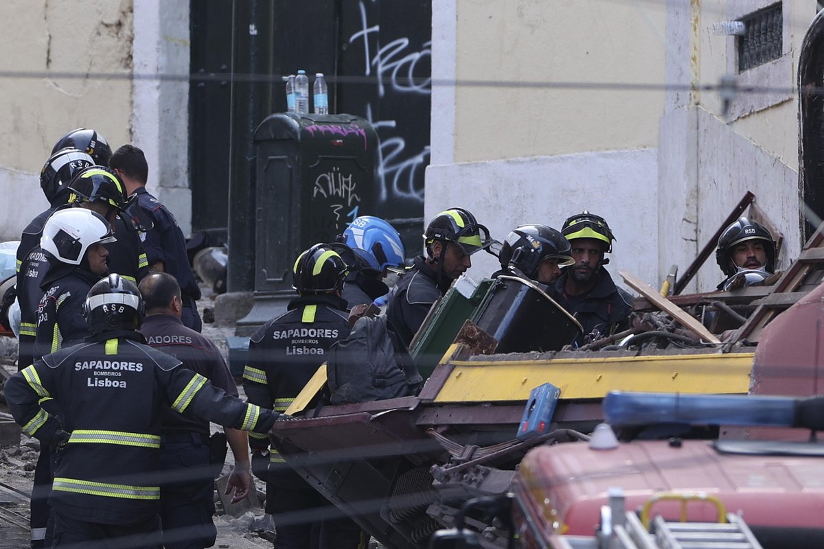 FOTO | Tragedia a Lisbona, le immagini dell'elevatore della funicolare di Gloria crollato nel centro della città. Un cavo avrebbe ceduto, provocando il deragliamento.  #ANSA ansa.it/sito/notizie/m…