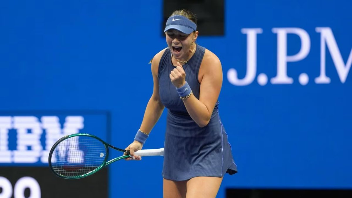 TheTennisLetter's tweet image. Anisimova wins the 1st set 6-4 against Iga Swiatek at the U.S. Open.
Phenomenal start for Amanda.
She’s hitting the ball so deep, so accurately, and so powerfully.
Came out swinging.
🇺🇸❤️