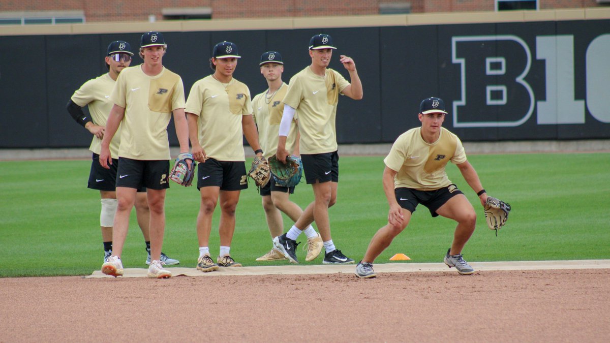 📸 First few frames from September at Alexander. #BoilerUp <a href="/JacksonBessette/">Jackson</a> @AliBanks1_ @Sam_Flores20 

The full #FallBall sessions begin Monday