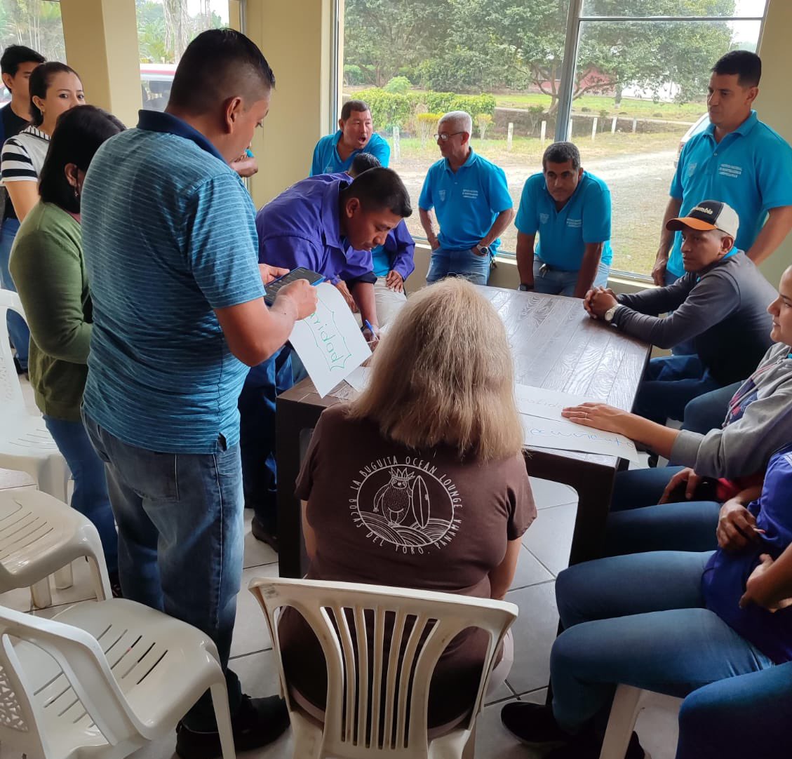 MMDDHH_Zona4's tweet photo. 📍#SantoDomingo

📌El Diálogo Violeta con el personal del Instituto Nacional de Investigaciones Agropecuarias abrió un espacio de confianza para hablar de afectos, respeto y convivencia. Juntos fortalecimos la idea de que cada entorno puede ser un lugar libre de violencia. https://t.co/hZlJZ7gXTh