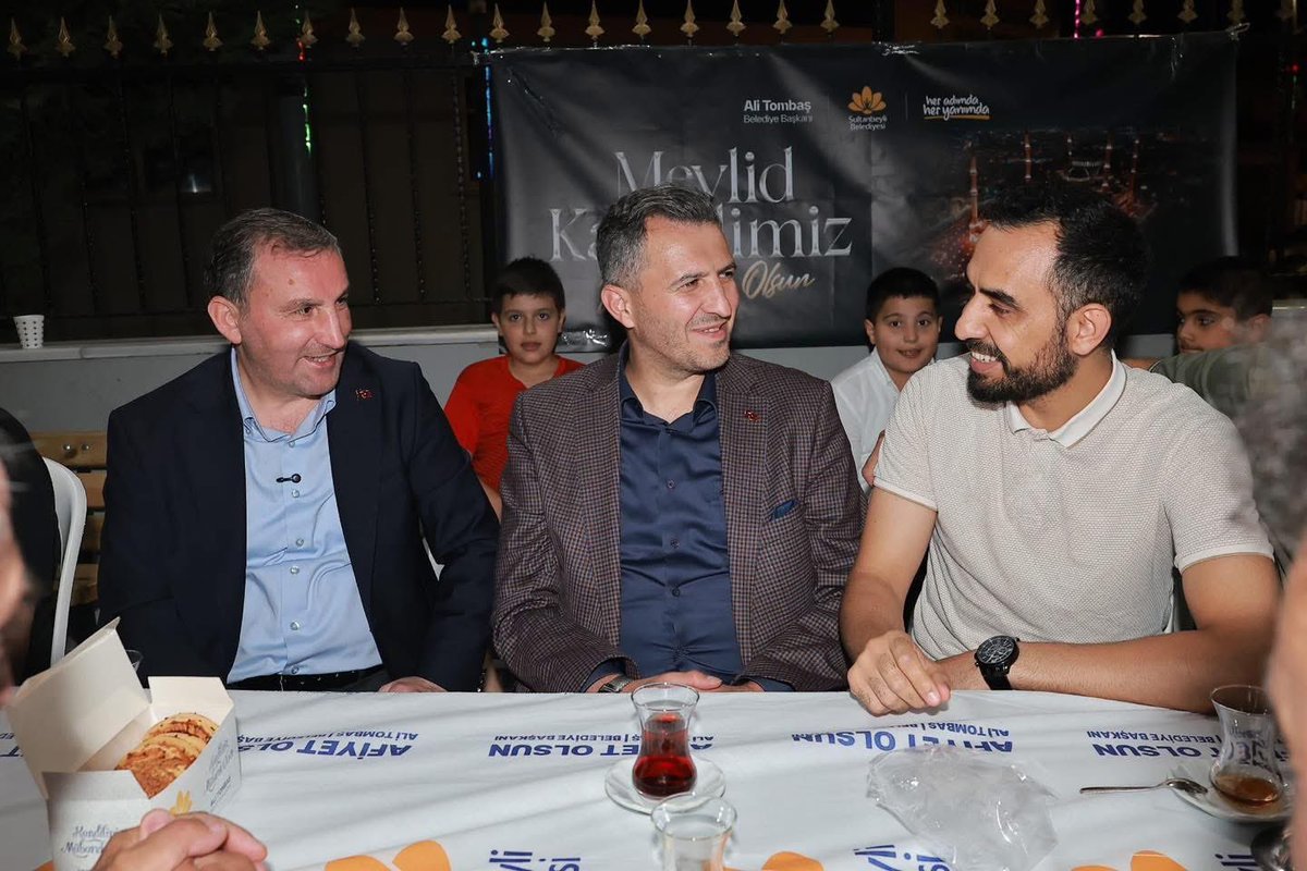 Ayhan Üşdi (@ayhanusdi) on Twitter photo Bu mübarek Mevlid Kandili’nde, Belediye Başkanımız Sn. Ali Tombaş (<a href="/alitombas_/">Ali Tombaş 🇹🇷</a> ) ile birlikte Sinan Camii’nde komşularımızla buluştuk, dualarımızı hep birlikte semaya yükselttik.
Program sonrası hemşehrilerimizle çay eşliğinde samimi sohbetler gerçekleştirdik.
Rabbim, bu Bu mübarek Mevlid Kandili’nde, Belediye Başkanımız Sn. Ali Tombaş (<a href="/alitombas_/">Ali Tombaş 🇹🇷</a> ) ile birlikte Sinan Camii’nde komşularımızla buluştuk, dualarımızı hep birlikte semaya yükselttik.
Program sonrası hemşehrilerimizle çay eşliğinde samimi sohbetler gerçekleştirdik.
Rabbim, bu