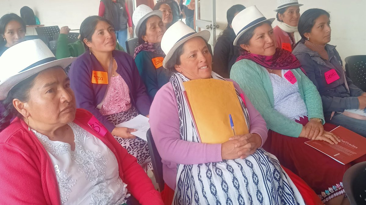 Agricultura_CZ6's tweet photo. #Azuay | #ElNuevoEcuadorImpulsa la participación de mujeres rurales en el comercio. 👩🏽‍🌾    Más de 40 productoras de la AFC, se preparan en el programa #SheTrades, con apoyo de @ITC_SheTrades, en el marco de la ENAMR, para fortalecer sus capacidades en procesos de compra pública. https://t.co/BedZ4kH0ql