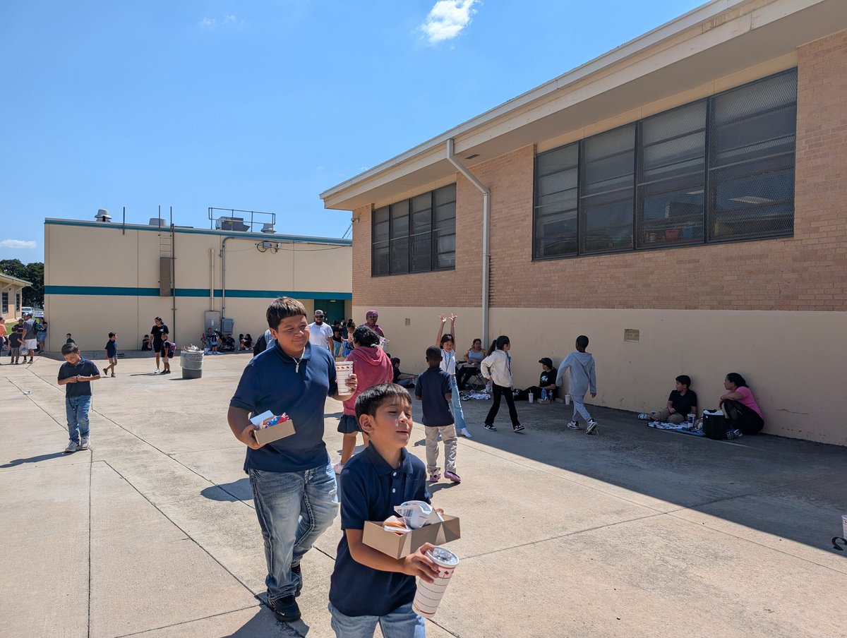 There's nothing like burgers, sunshine, and family bonding time. It was great to see so many families come out and enjoy an In &amp; Out Burger Lunch with their students today <a href="/WMGreenFWISD/">WM Green Elementary School</a> ! <a href="/CortezLupe1/">Guadalupe Cortez </a>