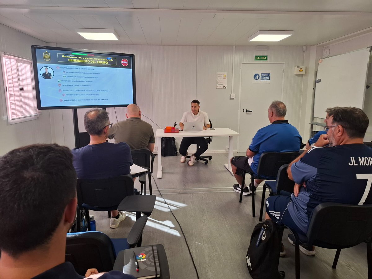 EntrenadoRffm's tweet photo. 🔚 Con la ponencia final de Rubén Jiménez, analista de la @SEFutbolFem Absoluta, se ha cerrado hoy en Cotorruelo el curso de 'Especialista en Análisis y Scouting' de fútbol campo desarrollado este verano por la Escuela de Entrenadores de la RFFM y la dirección de @danidatos. https://t.co/MNwNt6tbGj
