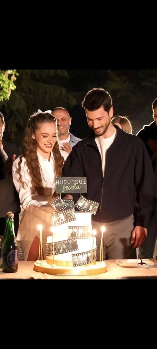 Zynb2042's tweet photo. Partnerleri için bu kadar çok çalışan, bu kadar sabırlı olan, bu kadar çok ağlayan ve bu kadar kırık bir kalple veda eden bir hayran grubu daha önce hiç görmemiştim. Halsey hayranları, Denmere'i başka bir projede tekrar görmeyi hak ediyor.🙂🤍💫

#HudutsuzSevda #HalZey #DenMir https://t.co/n71H88djWA
