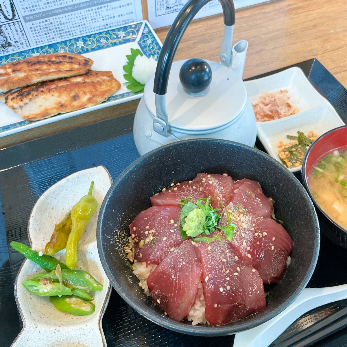 oomori1967's tweet photo. １週間前だけど、定期検査で病院に行った帰り、海鮮丼的なものが食べたくなって、みしおね横丁の鶴亀食堂へ。
漁師のまかない丼（カツオの漬け丼）に、焼いたカンパチを追加でつけて。
旨いのです。 https://t.co/H7VXLxsm6J