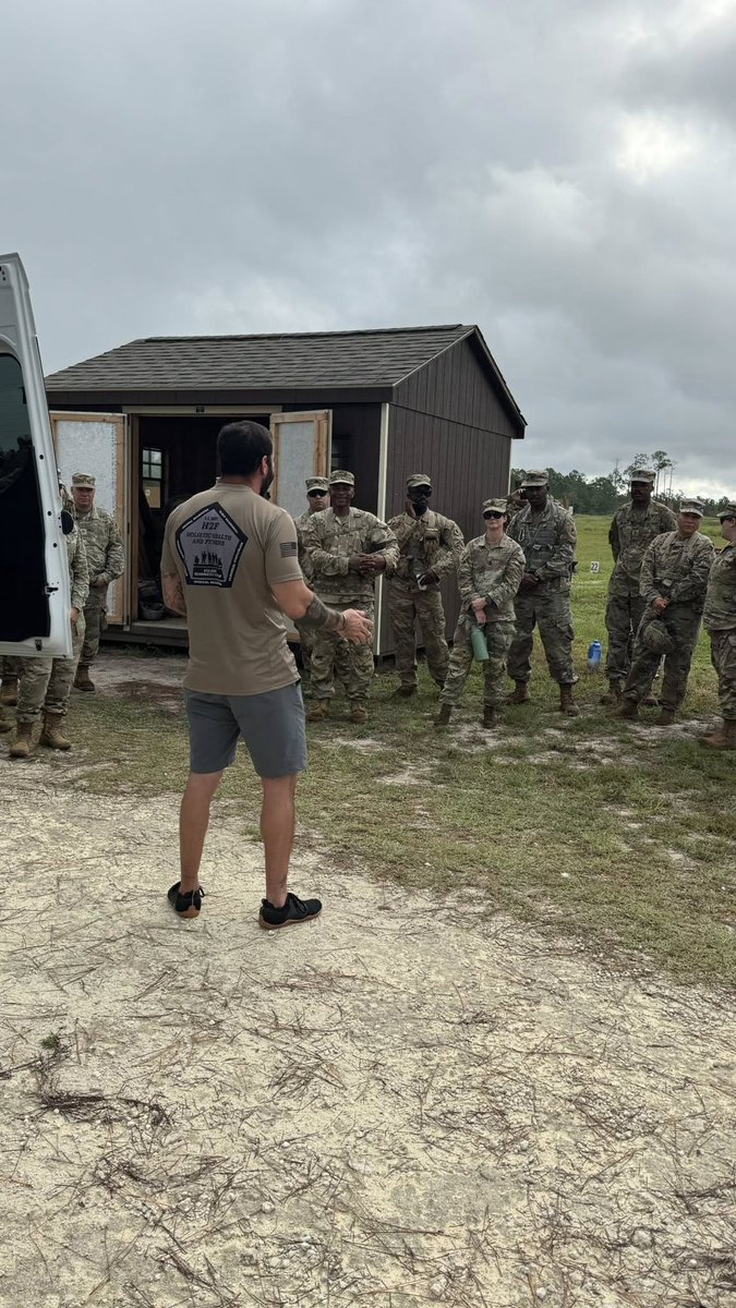 USArmyReserve's tweet image. Spending time with Soldiers and leading from the front! 💪 

#USArmyReserve CSM Betty dropped in at 4th BN, 347th RGT, and 7235th MSU Battle Assembly. 

#CombatReady

@usarmy
