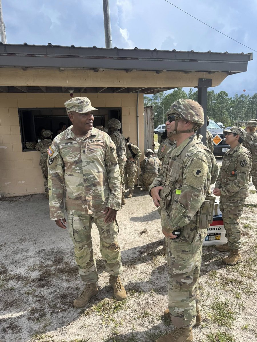 USArmyReserve's tweet image. Spending time with Soldiers and leading from the front! 💪 

#USArmyReserve CSM Betty dropped in at 4th BN, 347th RGT, and 7235th MSU Battle Assembly. 

#CombatReady

@usarmy