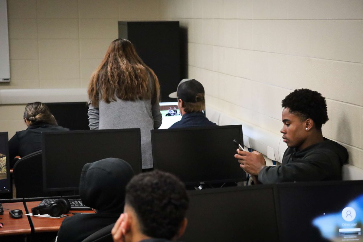 GCCCBroncbuster's tweet image. 📌 Thanks to Jill &amp;amp; Alejandra from Financial Aid for visiting Dr. Ortega’s class! They shared key info on FAFSA, scholarships, census date &amp;amp; staying enrolled in all planned courses. #FinanceClass #BusterSuccess