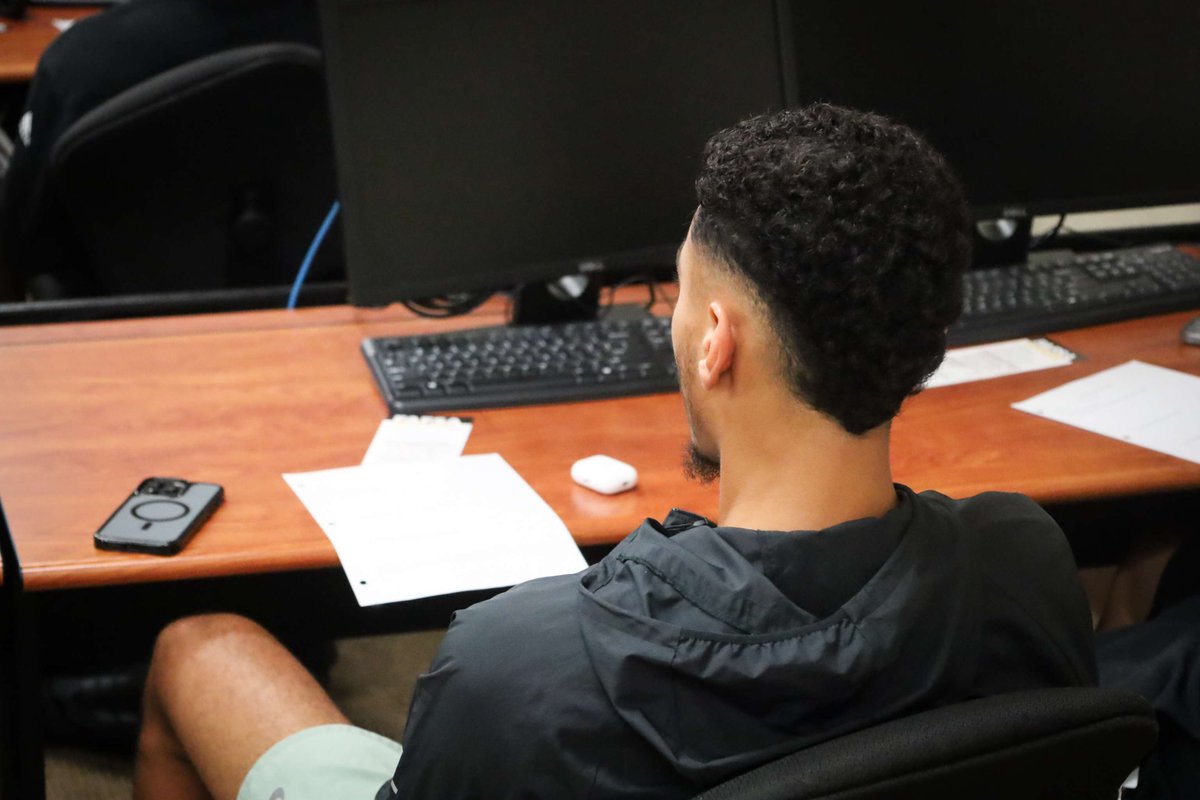 GCCCBroncbuster's tweet image. 📌 Thanks to Jill &amp;amp; Alejandra from Financial Aid for visiting Dr. Ortega’s class! They shared key info on FAFSA, scholarships, census date &amp;amp; staying enrolled in all planned courses. #FinanceClass #BusterSuccess