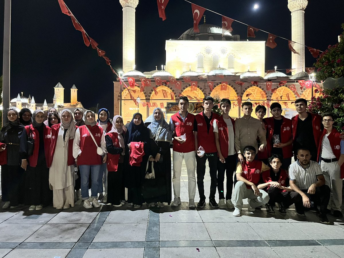 Mevlid Kandili’nde Sultan Selim Camii’nde buluştuk, ibadet için gelen hemşehrilerimize ikramda bulunduk.
Bu mübarek gecenin huzurunu paylaşmak, birlikte aynı sofradan tat almak bize ayrı bir mutluluk kattı. Rabbim birliğimizi ve muhabbetimizi daim eylesin.