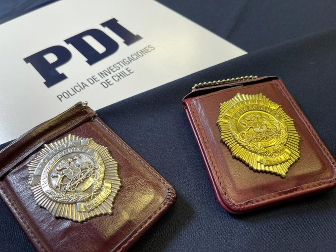 ¿Sabías qué? La primera Placa de Servicio fue reglamentada en 1934, y su diseño, actualizado en 1963, 1986 y en 1993, esta última vigente hasta hoy.   Desde 2021, los #AgentesPDI cuentan con una nueva versión en bronce. #Tarapacá #Iquique