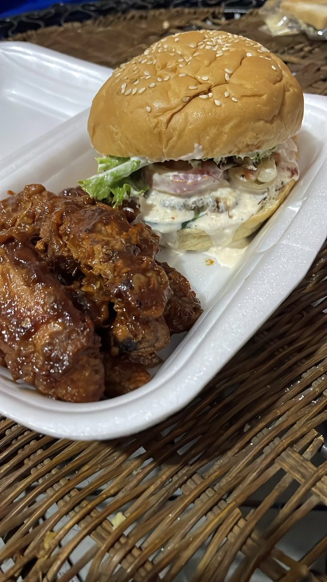 Mini burger is back on the Menu🥳💃
Mini burger-1,000
Regular beef burger-2,000
Regular beef burger and 5wings-5,000
📍Abuja
Send a DM to order against tomorrow.