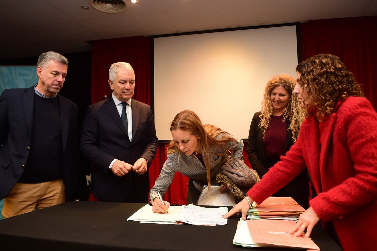 En el marco de la conmemoración del Día de la Industria, reconocimos a empresas platenses por su trayectoria y el valioso aporte que realizan al desarrollo de nuestra ciudad.

También firmamos las escrituras del Parque Industrial II, un paso fundamental que otorga mayor seguridad