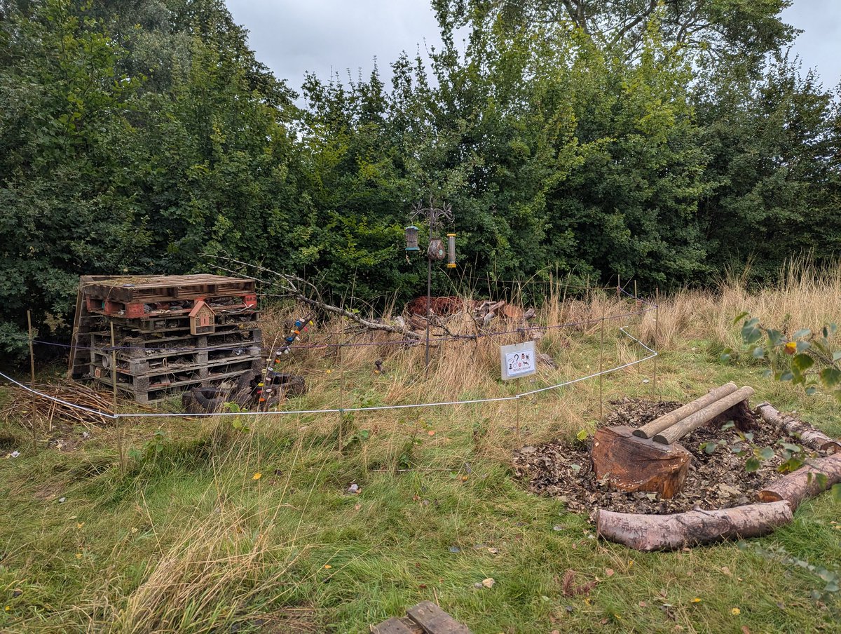 leeks_dan's tweet image. Busy day again today. Sorted a proper wildlife area and built a small shelter for the children to sit in and observe Forest School. Oh, and more tidying, clearing and cutting back🌳🌳