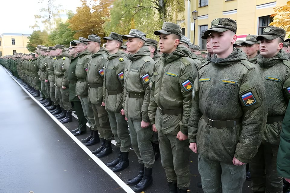 1/ Russian aviation specialists are being expended as assault troops, likely to make up for huge army losses. A prominent Russian warblogger has responded with a furious denunciation of 'meat assault' tactics and the routine lies of commanders about their successes. ⬇️