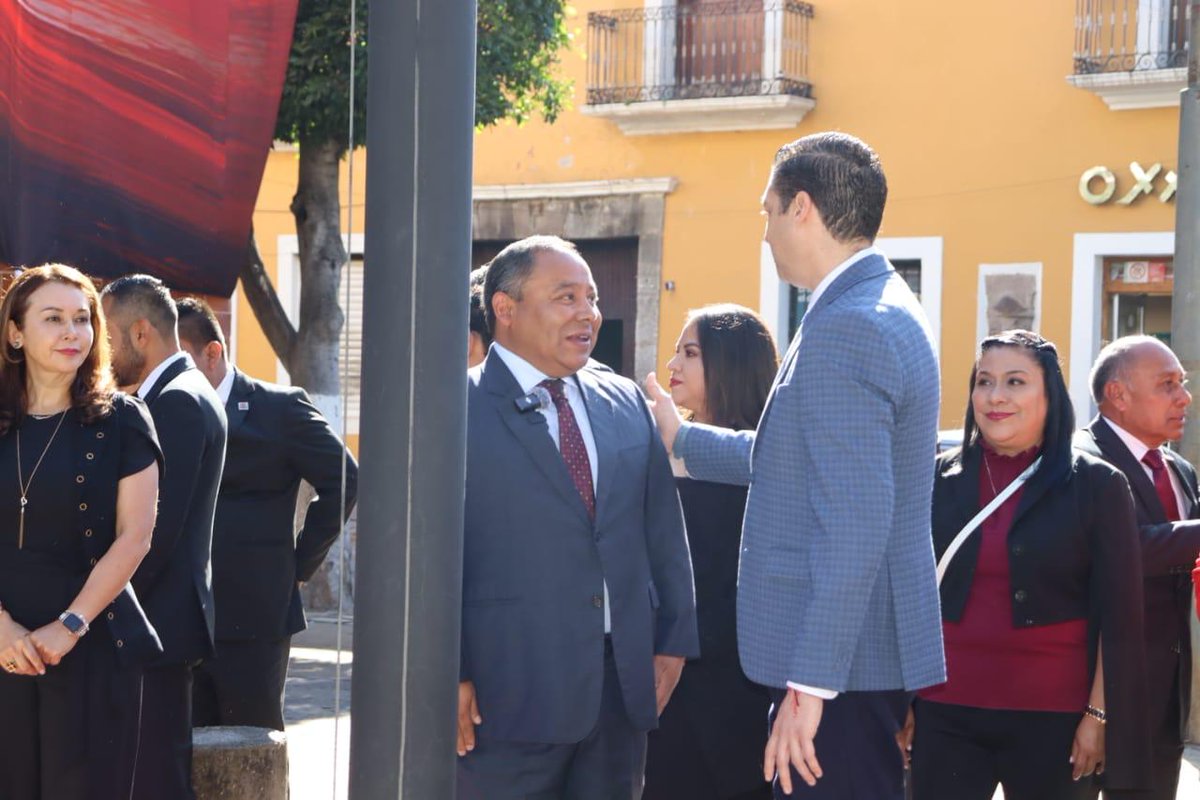 SEDECO_TLAXCALA's tweet photo. 🇲🇽 El titular de la Sedeco,  @JavierMarCal  representó a la gobernadora @LorenaCuellar en el izamiento y arrío de la bandera en Palacio de Gobierno, junto al presidente municipal de #Apizaco, Javier Rivera Bonilla.

#SEDECO #FiestasPatrias #Tlaxcala #VivaMéxico https://t.co/B65ECBXK0P