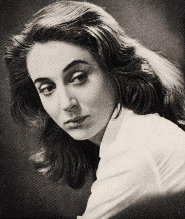 ΕΛΛΗ ΛΑΜΠΕΤΗ: Η «γυάλινη» θεατρίνα 
🧵
Απρίλη του 1926 στα Βίλλια της Αττικής, έρχονται στη ζωή, για να προστεθούν στα άλλα 5 παιδιά τους, τα δίδυμα της οικογένειας Λούκου. Ο Τάκης κ η εύθραυστη Έλλη, που τραβάει την προσοχή όλων από το πρώτο της κιόλας κλάμα.⬇️