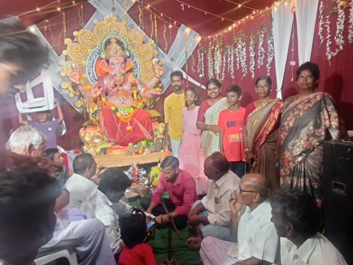 JBhagavanthu's tweet photo. సోమవారం  మెంటపల్లి గ్రామంలో శ్రీ గణపతి వినాయకుని దగ్గర నా కూతురు కుటుంబ సభ్యులు అన్న ప్రసాదం కార్యక్రమం నిర్వహించడం జరిగింది ఈ కార్యక్రమంలో మా కుటుంబ సభ్యులతో పాటు పాల్గొనడం జరిగింది https://t.co/ABdEmQnOo9