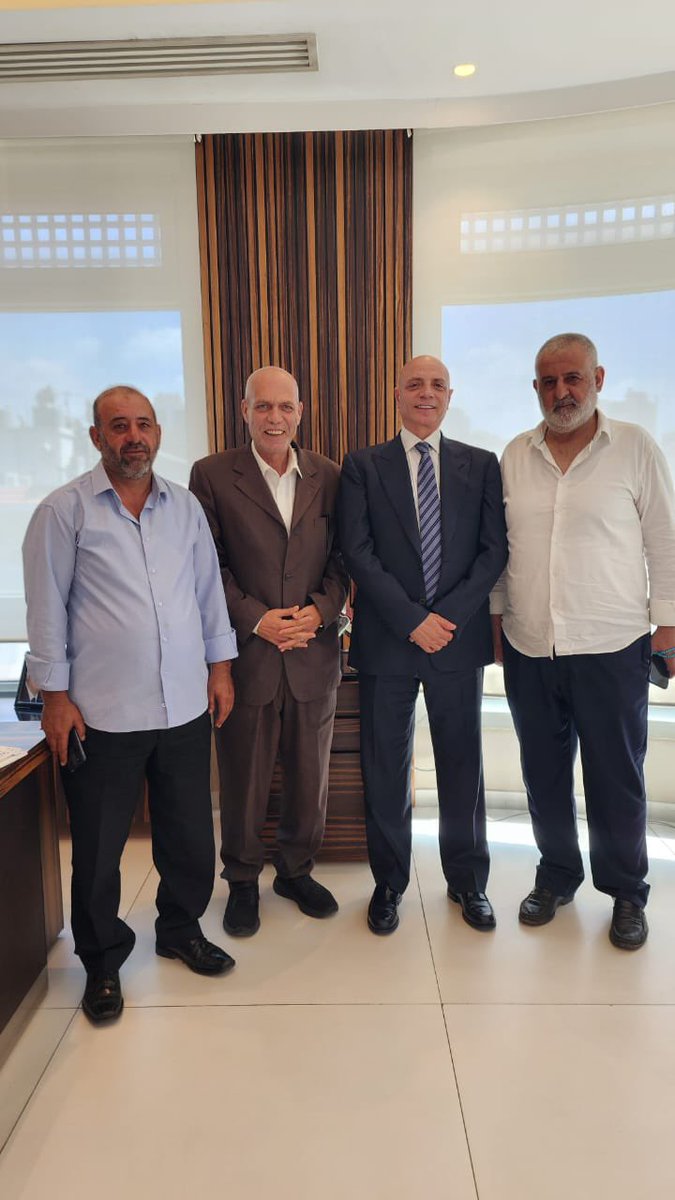 هاشمية استقبل الإعلامي عامر الشعار مجدداً التزامه بالعمل المؤسساتي وخدمة عكار بعيداً عن السياسة

استقبل رئيس جمعيتي 'بيروت للتنمية' و'إمكان'، أحمد هاشمية، في مكتبه ببيروت مدير عام موقع #الشمال_نيوز الإعلامي عامر الشعار، برفقة السيدين أحمد سليمان وفوزي المصري.
وكانت مناسبة جرى