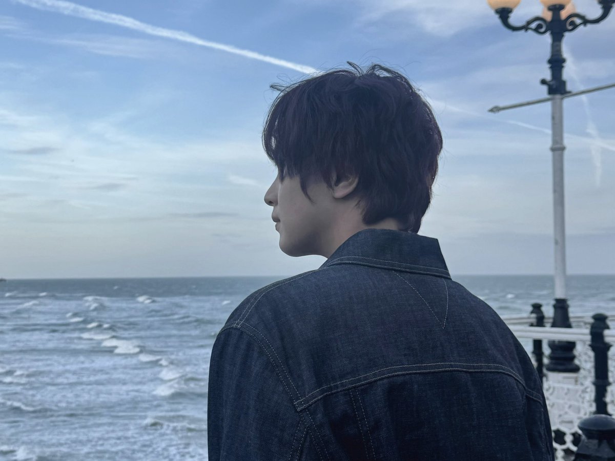 pyscrt's tweet photo. looking at you against the endless sea feels like watching a dream come alive. i hope the waves carry nothing but goodness your way. that you’ll always be surrounded by people who cherish you sincerely, who protect your light instead of dimming it. https://t.co/VZoLpCI1Iu