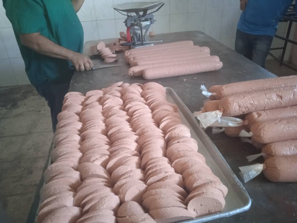 gecog_granma's tweet photo. Trabajadores del Centro de Elaboración del Municipio de Jiguaní trabajando en la elaboración de meriendas escolares.
@msanchezj04
#GECOG https://t.co/QyNHWUdq33