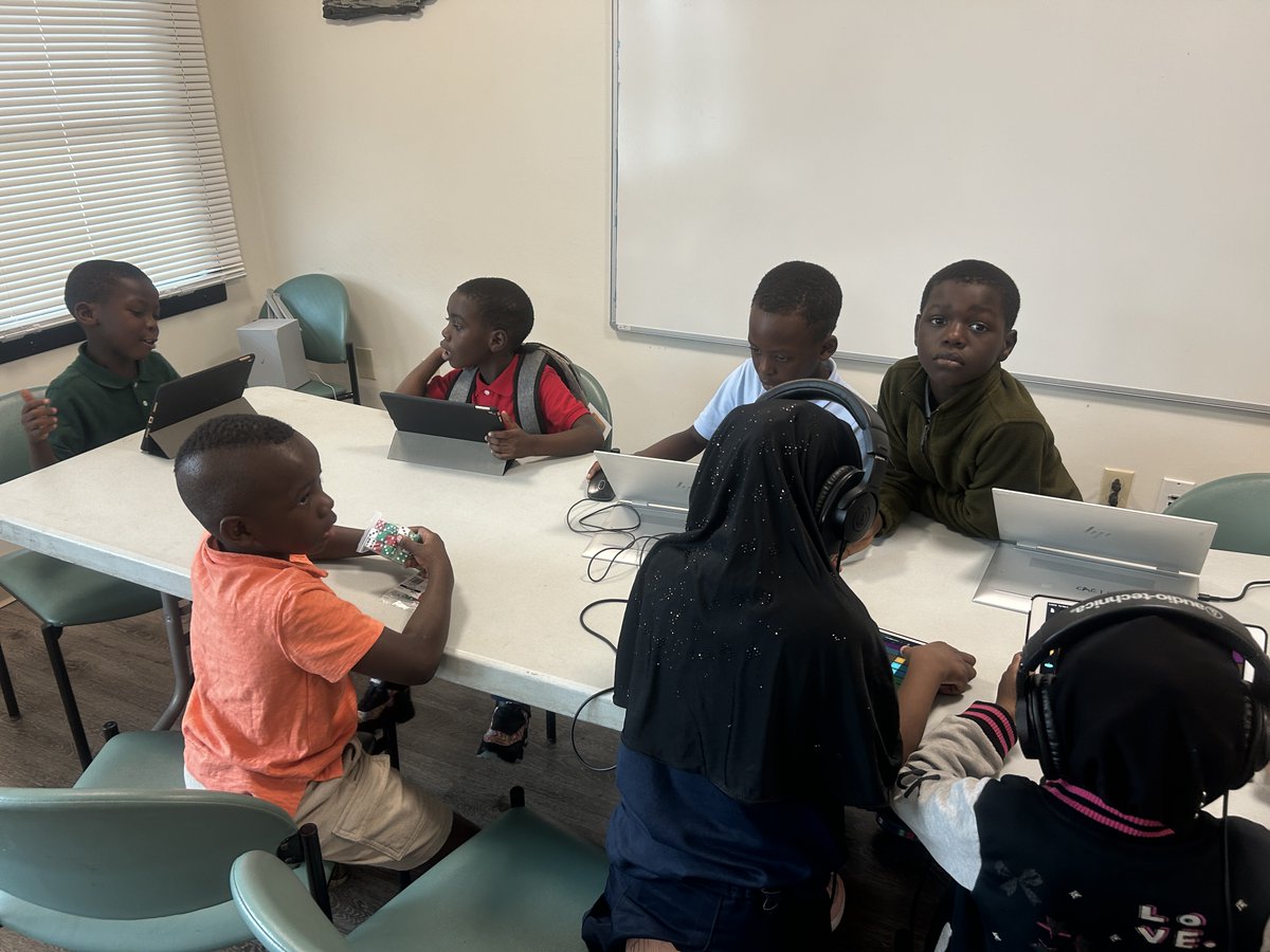 Check out this group of young artists learning how to express different mediums of art, including digital art and music, at the Northview Heights Creative Arts Corner this week!

Did you know that our Creative Arts Corner is FREE to all HACP residents?

At the Creative Arts