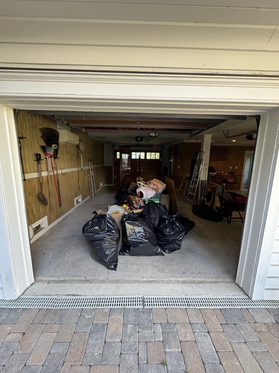 BDJunkremoval's tweet image. 👉Before and After: Garage Declutter
✨Ready for your transformation? Contact us today!

🐾Black Dog Junk Removal
☎️843-920-JUNK (5865)
⚡Fast and Friendly Service
📍Charleston, SC

#JunkRemoval #CleanOutCrew #Decluttering #BeforeAndAfter #JunkBeGone #ClutterFree #TrashToClean