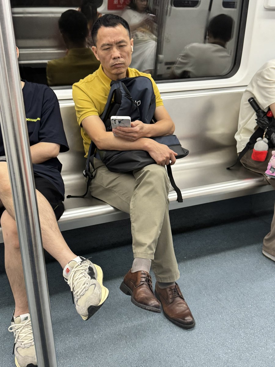 quickzoom2's tweet photo. 地铁灰色中筒袜直男，中年大叔工作一天很疲惫，走了一天路袜子都已经被汗浸湿了 https://t.co/VLjfO9zhRK