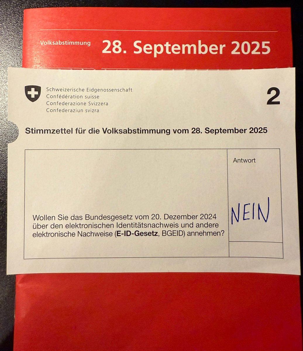 Am 28. September 2025 geht es um weit mehr als eine technische Frage. 

Mit der E-ID soll uns ein System aufgezwungen werden, das unsere Freiheit bedroht und uns in die totale digitale Kontrolle führt. Heute noch freiwillig – in paar Jahren Pflicht. Wer Bargeld beziehen will, wer