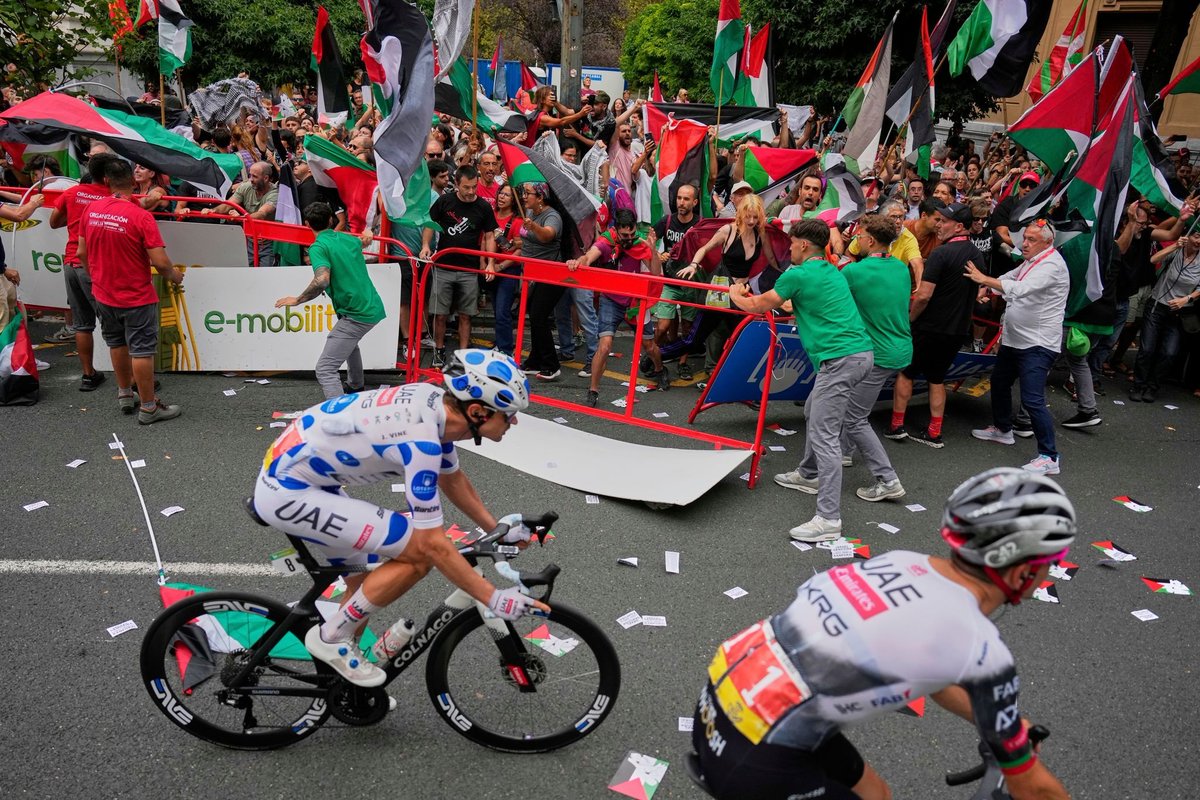 La gente rompe las barreras e invade la Gran Vía agitando cientos de banderas de Palestina en protesta contra la participación de Israel en la Vuelta ciclista 💓💓🔥🔥
Gracias, Bilbao!! Palestina Askatu!! 🇵🇸🇵🇸🇵🇸