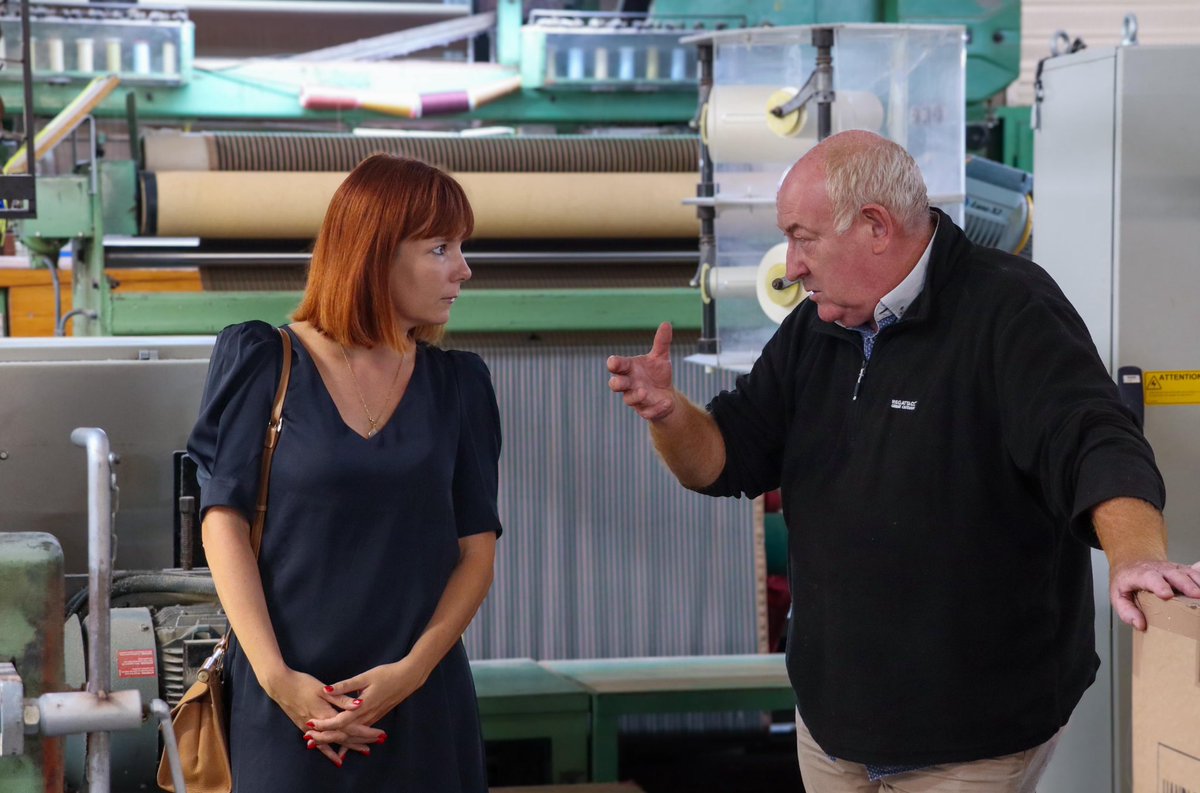 Visite extraordinaire à Décines-Charpieu chez Velours de Lyon.🤍 Un savoir-faire unique au monde, véritable fierté française.✨ Trop souvent délaissés, ces joyaux cherchent aujourd’hui des repreneurs. Mobilisons-nous pour défendre notre patrimoine. 🇫🇷