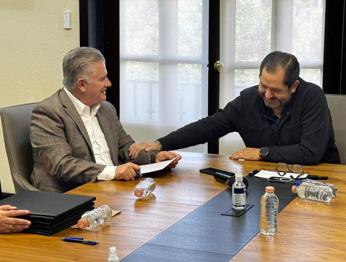 Herminio_CahueC's tweet image. Hoy firmamos el Convenio de Sueldos y Prestaciones #2025 con el #PoderLegislativo del #Edomex. Nuestra gratitud al diputado @pacovazquezr, presidente de la Jucopo del @CongresoEdomex, por fortalecer a las y los #suteymistas de este poder con aumentos semejantes a los otorgados…