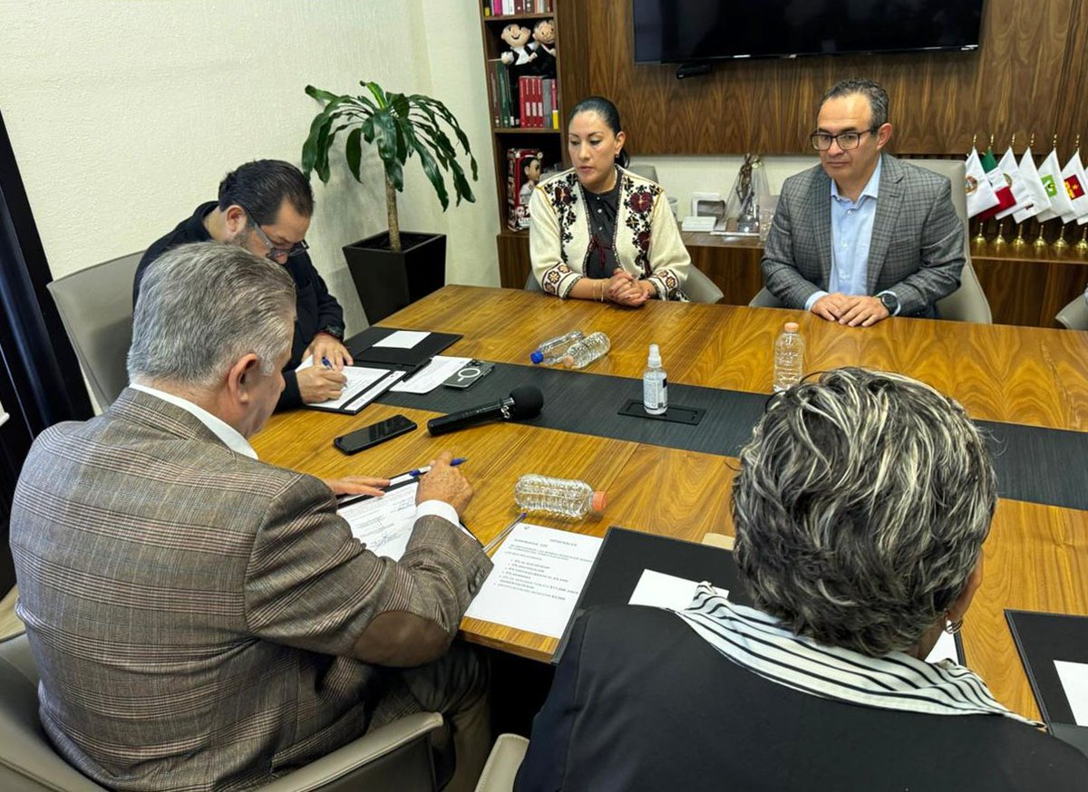 Herminio_CahueC's tweet image. Hoy firmamos el Convenio de Sueldos y Prestaciones #2025 con el #PoderLegislativo del #Edomex. Nuestra gratitud al diputado @pacovazquezr, presidente de la Jucopo del @CongresoEdomex, por fortalecer a las y los #suteymistas de este poder con aumentos semejantes a los otorgados…