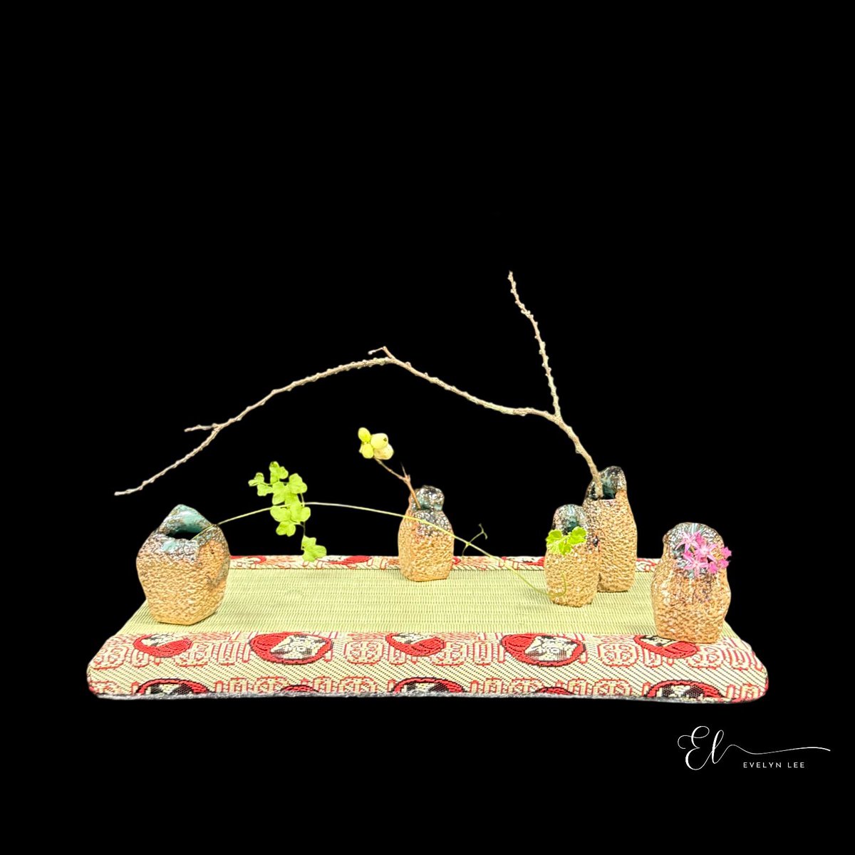 evelynlpy's tweet photo. Small in size, vast in spirit. A gathering of little vessels, each holding a moment of nature together, they create a quiet dialogue.
.
.
 #ikebana #sogetsu #sogetsuschool #SogetsuArt 
#ikebanainbloom #ikebanadaily #miniature #flowerphotography #evelynleesg #floraltherapy https://t.co/n7XIXTuJRO