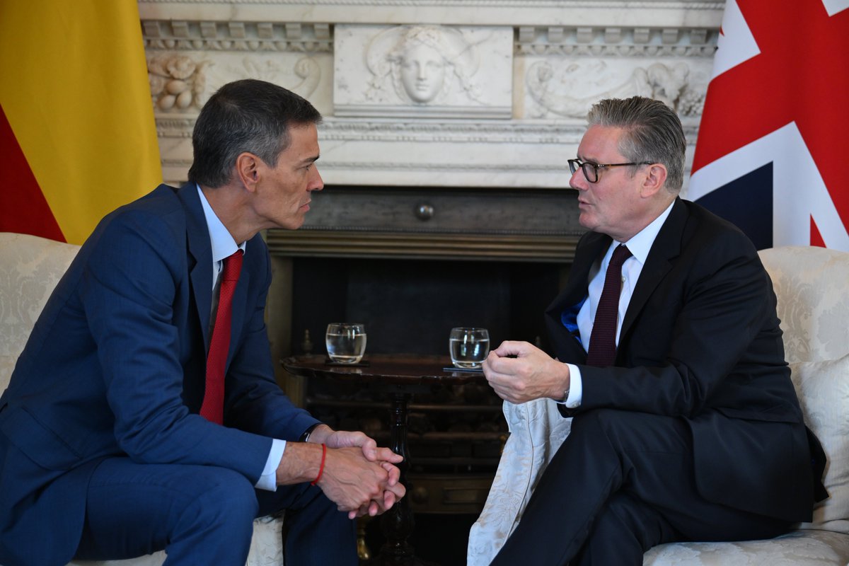 El presidente del Gobierno, <a href="/sanchezcastejon/">Pedro Sánchez</a>, en su visita al Reino Unido ha firmado junto al primer ministro británico, <a href="/Keir_Starmer/">Keir Starmer</a>, un Marco Bilateral Estratégico que refuerza los lazos entre ambos países y profundiza la colaboración y la cooperación.

lamoncloa.gob.es/presidente/act…